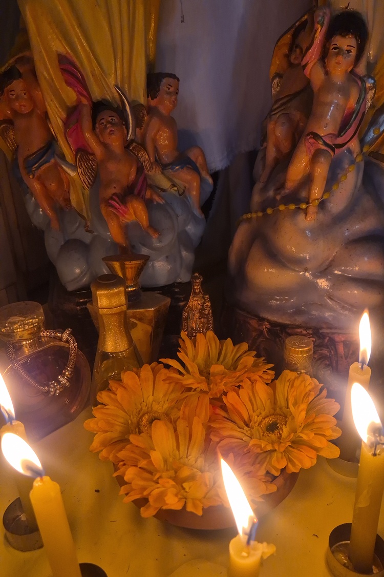 Altar de protección con ángeles y velas
