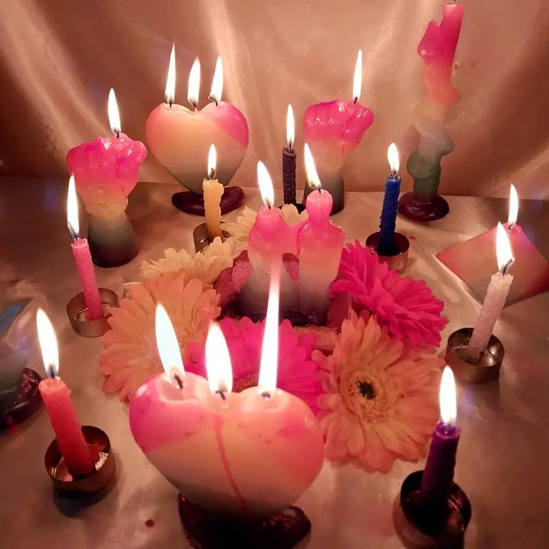 Altar de amarre de amor con velas en forma de corazón