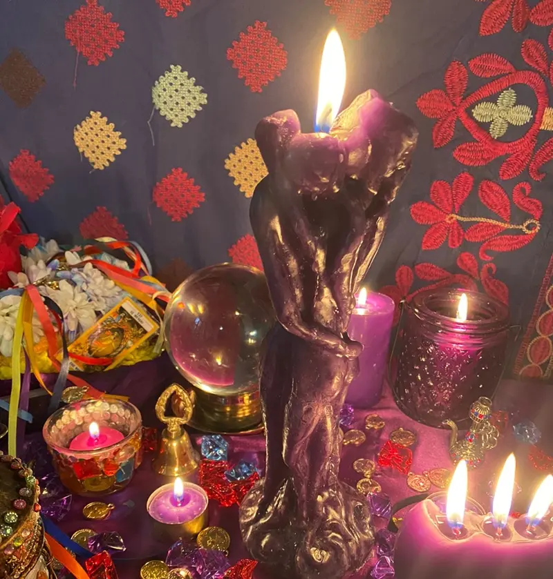 Ritual de amarres de amor en el altar de Clara