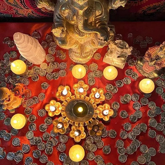 Altar de orientación espiritual con velas