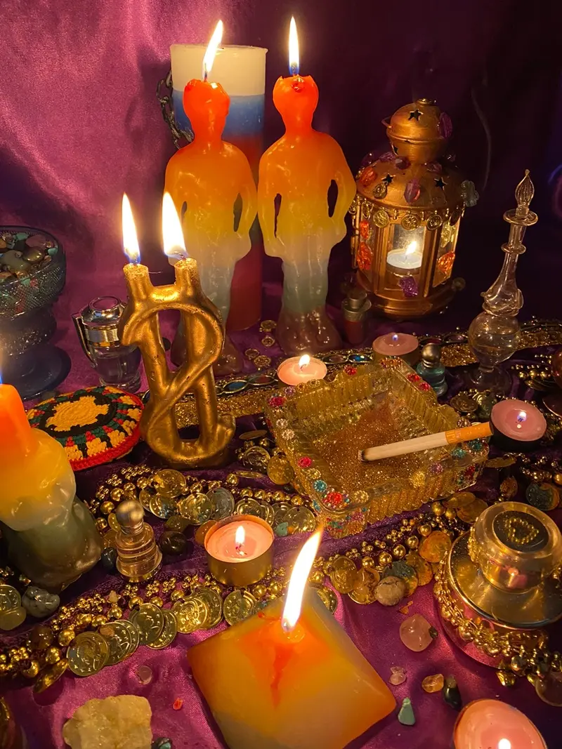 Ritual de prosperidad y dinero en el altar de Clara