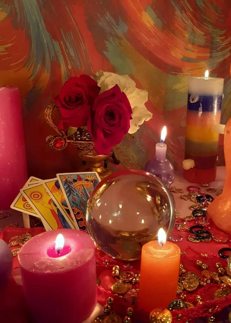 Ritual de tarot y videncia en el altar de Clara